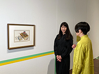 左：林綾野さん（フリーキュレーター、アートキッチン代表）