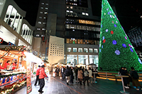 ツリー周辺では飲食やグッズ販売のマルシェが楽しめる