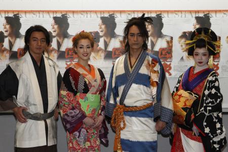 舞台『戯伝写楽』が開幕。左より葛山信吾、大和悠河、橋本さとし、ソニン