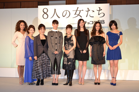 「8人の女たち」会見集合写真 左から、浅野温子、荻野目慶子、加賀まりこ、大地真央、戸田恵子、マイコ、牧瀬里穂、南沢奈央