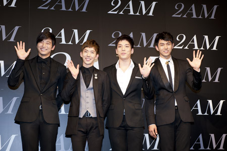 2AM 左からスロン、チョ・グォン、チャンミン、ジヌン 撮影:イシイノブミ