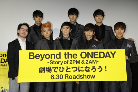 (手前左から)大道省一監督、2PMのウヨン、ニックン、ジュノ、ジュンス、(奥左から)2AMのスロン、ジヌン、2PMのチャンソン