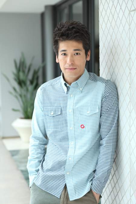 佐藤隆太 撮影:星野洋介 ヘアメイク:白石義人(ima.)、スタイリスト:勝見宜人(Koa Hole inc.)、【衣裳協力】ADONUST