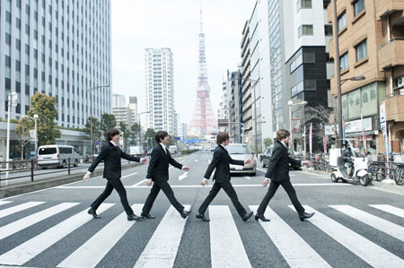 東京タワーをバックに『アビイ・ロード』のジャケット写真の再現をするThe Fab Four