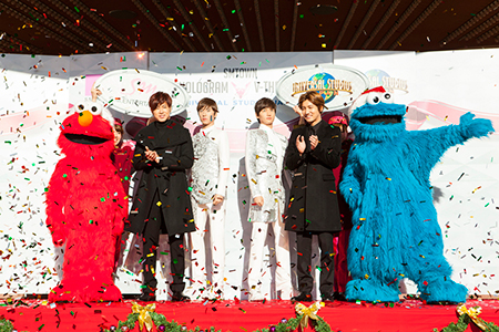 USJにサプライズ登場した東方神起(とフィギュア) 左からユンホ、チャンミン