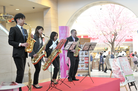 2013年公演「桜の街の音楽会」 (c)堀田力丸