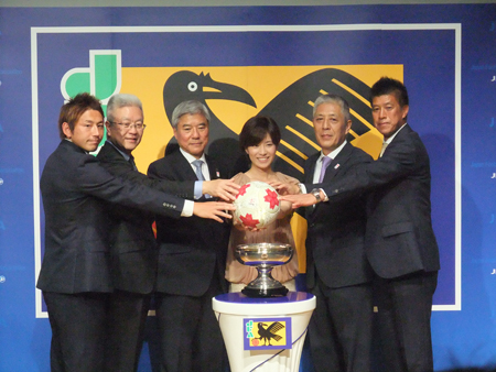 会見より。左から兵藤慎剛選手(横浜FM)、佐々木一樹 天皇杯実施委員会委員長、大仁邦彌 日本サッカー協会会長、岡野光喜 スルガ銀行株式会社 代表取締役社長兼CEO、樋口靖洋監督