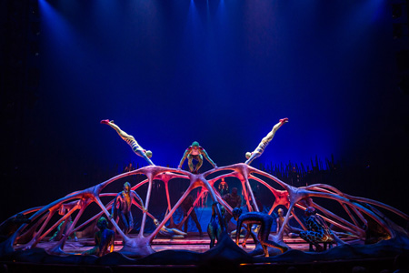 『トーテム』より。「バー(カラペース)」 Photo: Matt Beard Costumes: Kym Barrett c 2014 Cirque du Soleil