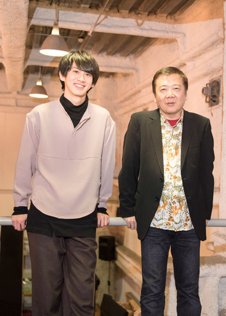 左から、秋元龍太朗、鴻上尚史 撮影:川野結李歌