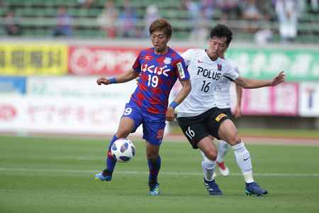 (写真左より)小塚和季(ヴァンフォーレ甲府)、青木拓也(浦和レッズ) (C)J.LEAGUE