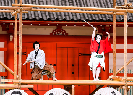 『野晒悟助』右から野晒悟助=尾上菊五郎、提婆仁三郎=市川左團次 (C)松竹