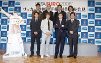 (写真前段から)野口幸司、中西哲生、ドラガン・ストイコビッチ監督、信藤健仁、(後段)城彰二、宮澤ミシェル、奥寺康彦、北澤豪