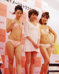 トリンプの『AMO'S STYLE』のイメージキャラクターに就任した土岐田麗子(中央)とチェリー☆パイのみほ(左)とかっすん(右),