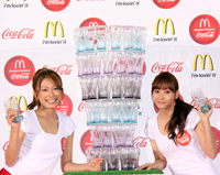 Coke glassオブジェを囲む里田まいと藤本美貴