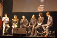 (左2番目から)谷村奈南、武論尊、原哲夫、小西克幸、開発担当の鯉沼プロデューサー