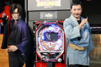 当時の衣装に扮した京本政樹(左)と三田村邦彦