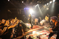 横浜ベイホールに登場したThe Birthday(Photo by Yuki Shimbo)