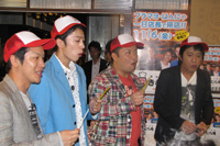 “キム兄メンチカツ”を頬張るブラックマヨネーズとはんにゃ