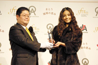 第5回Fur of the Yearを受賞した黒木メイサ