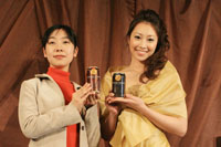 スイーツジャーナリスト・平岩理緒と2010年度イメージガール・中村果生莉(右)