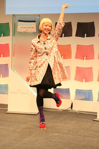 CMの「パンパカパーンツ」ポーズをきめる木村カエラ