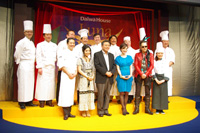 サーカスとグルメを融合させたエンタテインメント・ショー『ルナ・レガーロ』をPRする小倉智昭(中央)ら