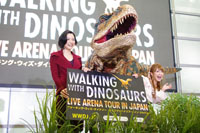 恐竜とともに写真撮影。本上まなみ(左)、矢口真里