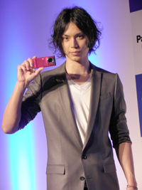 水嶋ヒロとパナソニックの新携帯電話P-04B“ビエラケータイ”