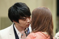 ファンの悲鳴が聞えてきそうなキスシーン　写真左からユチョン、大政絢