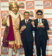 バーガーキング(R)のキャラクター“KING”とデンジャラス