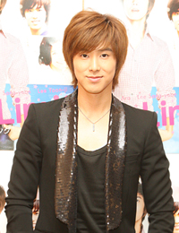 初主演ドラマをPRする東方神起(活動休止中)・ユンホ