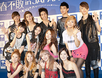 会見に臨む3組 上段からSHINee、中段f(x)、下段SECRET 撮影:イシイノブミ