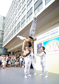 渋谷駅のハチ公前広場で観衆を沸かせたフラッグ サーカス オブ チャイナ