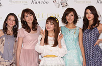 イメージキャラクターを務める人気モデル。写真左からALICE、有村実樹、平子理沙、小泉里子、宮坂絵美里