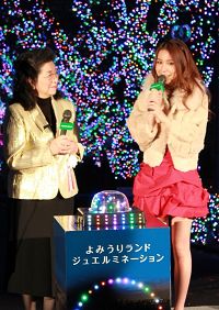 点灯式より。左から石井幹子、May J.