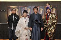 会見より。写真左から、堤幸彦、仲間由紀恵、山本耕史、生瀬勝久