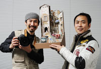 写真左から戦場カメラマン・渡部陽一、ペーパーアーティスト・太田隆司