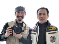 写真左から戦場カメラマン・渡部陽一、ペーパーアーティスト・太田隆司
