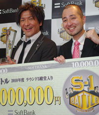 写真左からスリムクラブ真栄田賢、内間政成