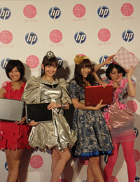 写真左から宮澤佐江、小嶋陽菜、高城亜樹、横山由依