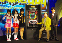 写真左から平田璃香子、高田志織、古川愛李(ともにSKE48)、タケカワユキヒデ、陣内智則