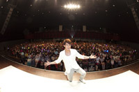 ウーズン 客席をバックに (C)AZIO / 写真提供 AZIO