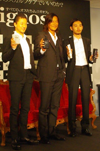 「Rigaos」新商品・新CM発表会より。左から浅野忠信、豊川悦司、松田龍平