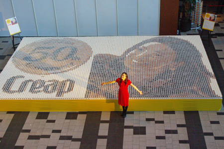 約1万個のコーヒーカップで描かれた、巨大ドットアートの前でポーズをとる菅野美穂