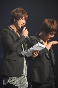 ラストファンミーティングで手紙を読み上げるユナク(超新星)　(C)maroo/G-Union