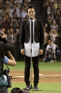 韓国国歌を独唱するチャン・グンソク　撮影：イシイノブミ