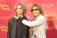 自身の等身大フィギュアと並ぶYOSHIKI