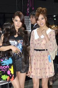 ショッピングを楽しむAFTERSCHOOL　左からカヒ、リジ