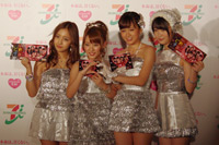 写真左から、板野友美、高橋みなみ、前田敦子、指原莉乃