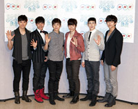 2PM　左からチャンソン、ジュンス、ウヨン、ジュノ、ニックン、テギョン　撮影：李 世午